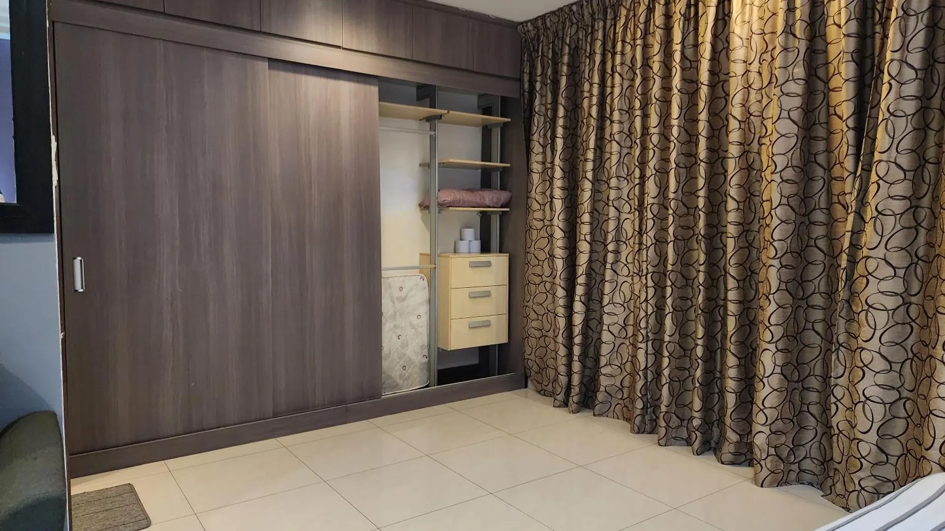 Regalia Comfort Suites Klcc Skypool Kuala Lumpur